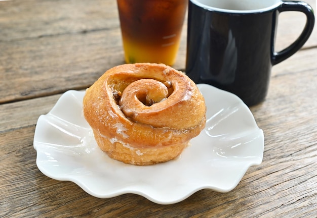 Fagioli di vaniglia focaccine mattutine indietro caffè sul tavolo di legno