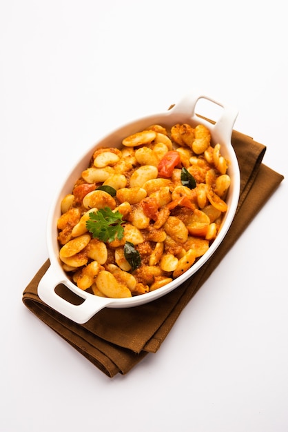 Fagioli doppi curry sabzi o ricetta sabji realizzata con spezie indiane di base e pomodori freschi serviti in una ciotola messa a fuoco selettiva