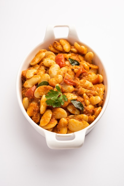 Fagioli doppi curry sabzi o ricetta sabji realizzata con spezie indiane di base e pomodori freschi serviti in una ciotola messa a fuoco selettiva