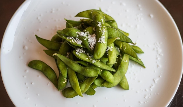 Fagioli EDAMAME ardesia serviti in un piatto isolato sulla vista laterale del tavolo