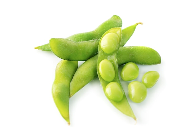 Fagioli Edamame isolati su bianco