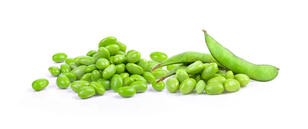 Fagioli Edamame isolati su bianco