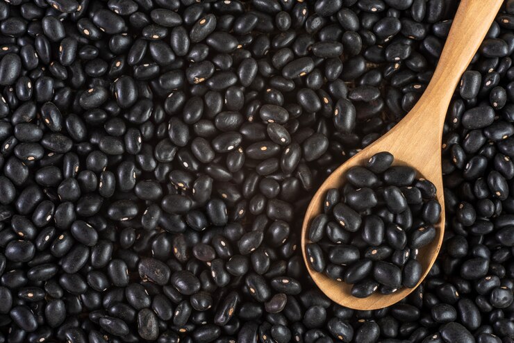 Fagioli neri in cucchiaio di legno