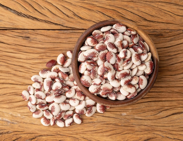 Fagioli Rajado rossi in una ciotola sopra il tavolo di legno.