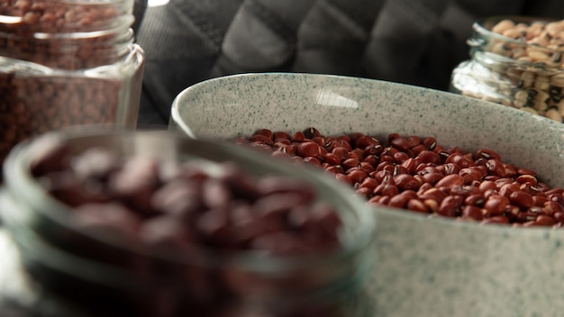 Fagioli rossi in ciotole sulla tavola di legno