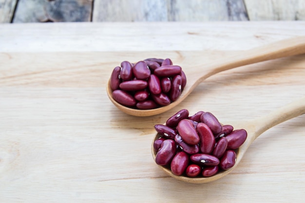 Fagioli rossi in un cucchiaio di legno