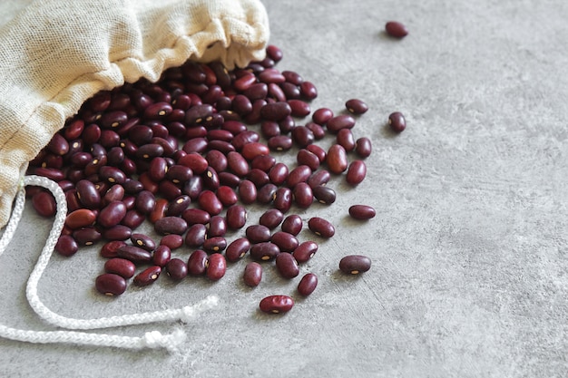 Fagioli rossi in un sacchetto di tessuto