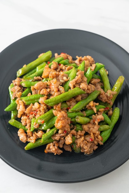 Fagioli saltati in padella o fagiolini con carne di maiale macinata