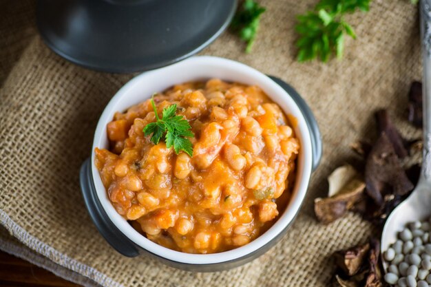 Fagioli stufati con verdure e spezie in una ciotola