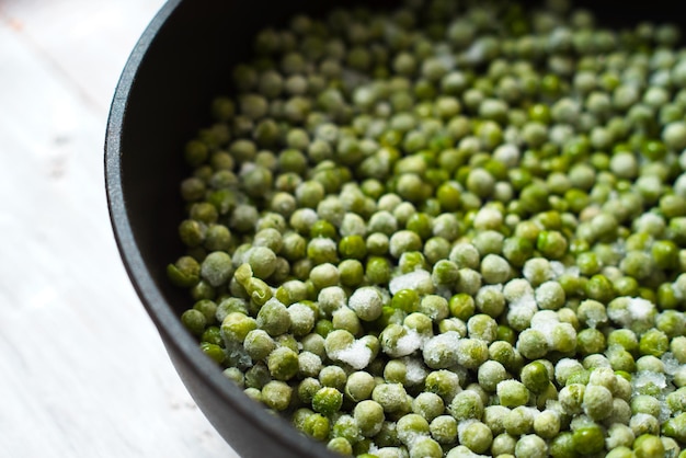 Fagioli verdi fagioli mung in una casseruola sulle tavole del primo piano