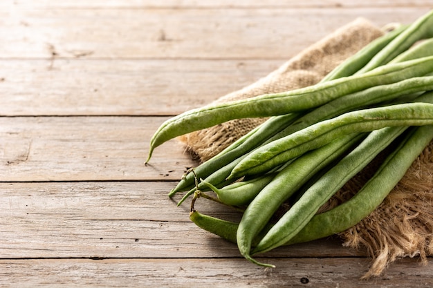 Fagioli verdi sulla tavola di legno