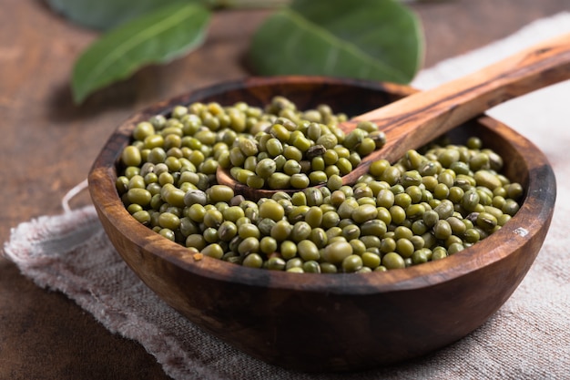 Fagioli verdi verdi in ciotola sulla tavola di legno