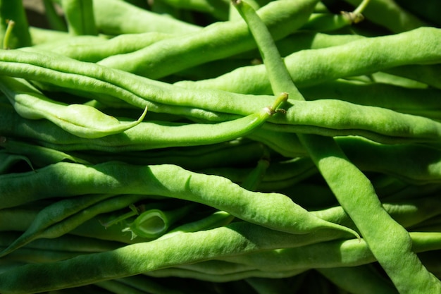 Fagiolini biologici freschi. Sbucciare i fagiolini. Sfondo di cibo.