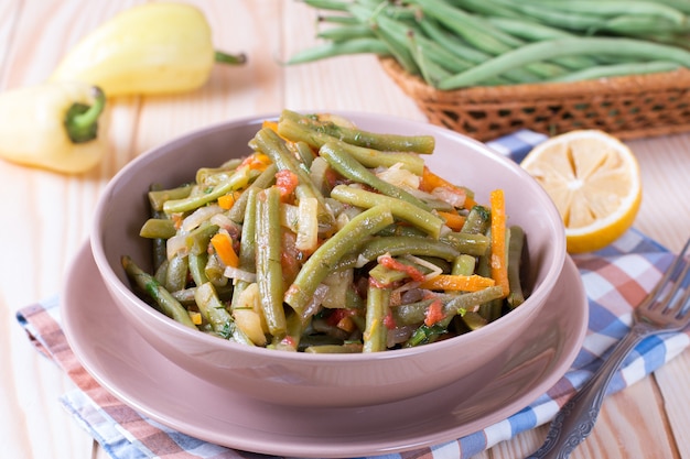 Fagiolini con aglio in una ciotola marrone