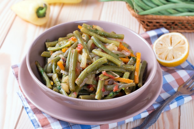 Fagiolini con aglio in una ciotola marrone