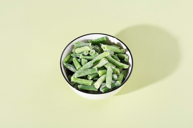 fagiolini congelati su un tavolo verde