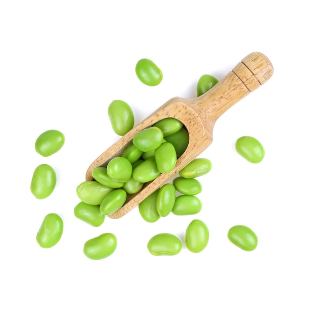 Fagiolini Edamame in cucchiaio di legno isolato su priorità bassa bianca