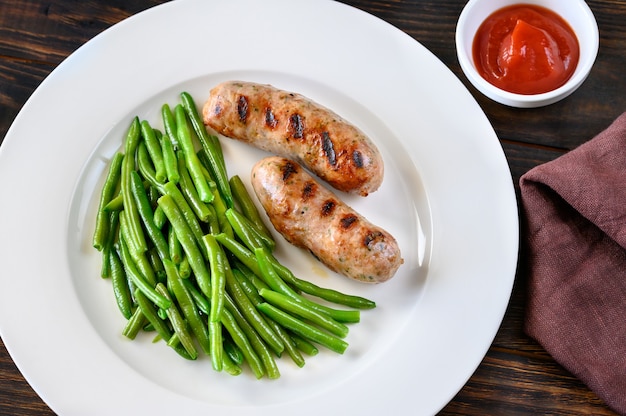 Fagiolini fritti con salsicce alla griglia e salsa barbecue