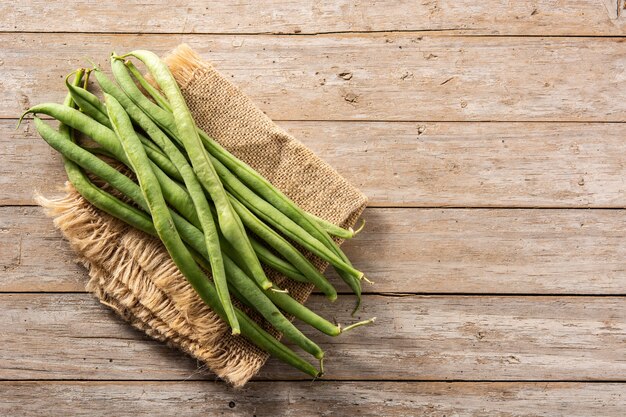 Fagiolini organici sulla tavola di legno rustica