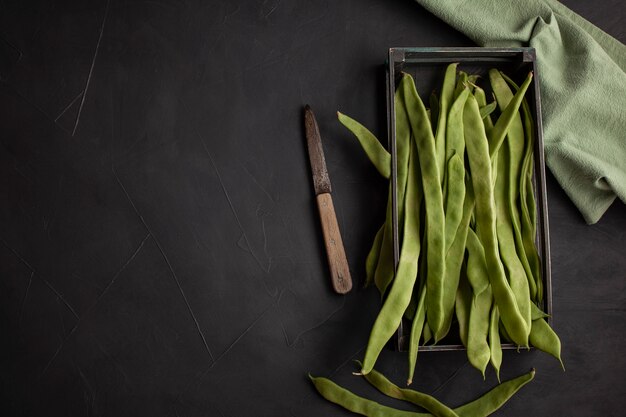 Fagiolini piatti. Verdure crude ricche di proteine, concetto di dieta sana