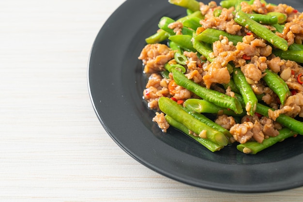 Fagiolini saltati in padella o fagiolini con carne di maiale macinata - Stile asiatico