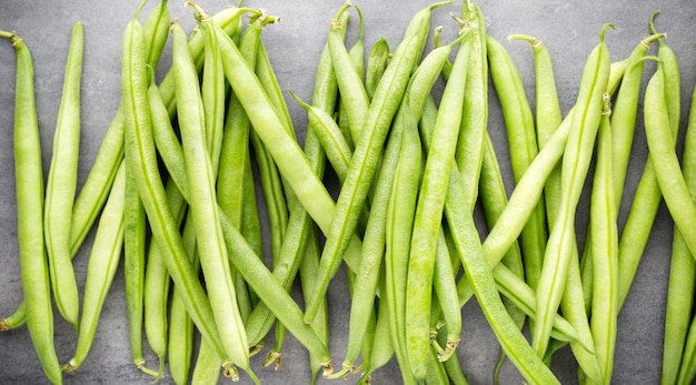 Fagiolini su uno sfondo grigio