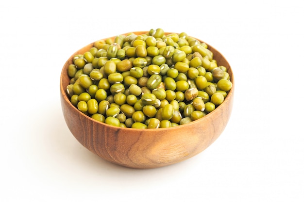 Fagiolino verde o fagioli verdi in ciotola di legno su fondo bianco