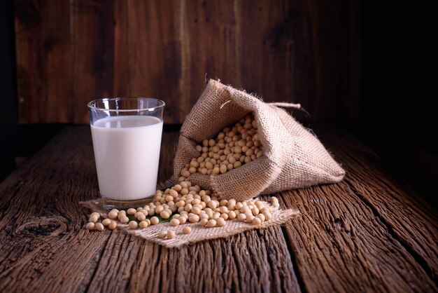 Fagiolo della soia e del latte di soia su fondo di legno