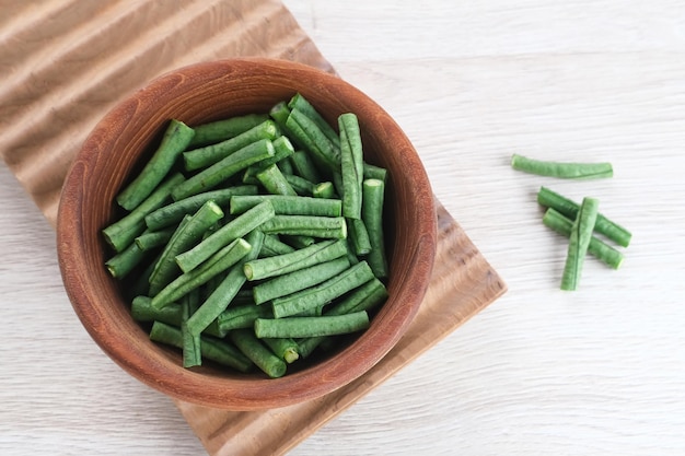 Fagiolo lungo Yard o Kacang Panjang servito in una ciotola di legno per la preparazione del cibo