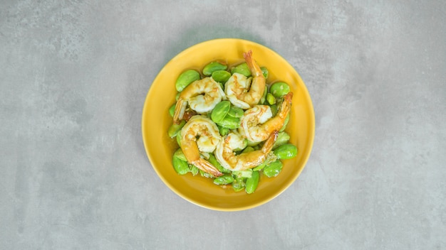 Fagiolo ritorto fritto in padella con gamberetti