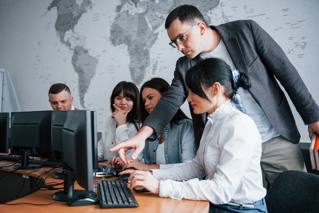 Fai attenzione a questo. Gruppo di persone alla conferenza di lavoro in aula moderna durante il giorno