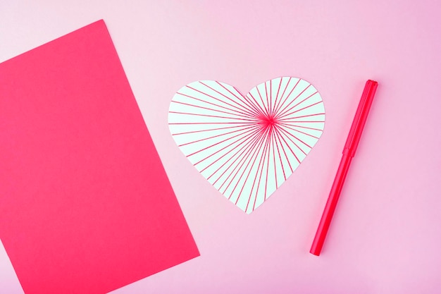 Fai da te e creatività per bambini. Istruzioni passo passo: come realizzare un biglietto di auguri di San Valentino con il cuore. Step3 disegna strisce sul cuore bianco con un pennarello rosso. Lavoretti di San Valentino...