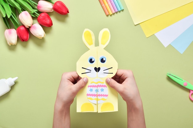 Fai da te Una cartolina per bambini fatta di carta con un coniglio Istruzioni fotografiche passo passo per il giorno di Pasqua Passaggio 10