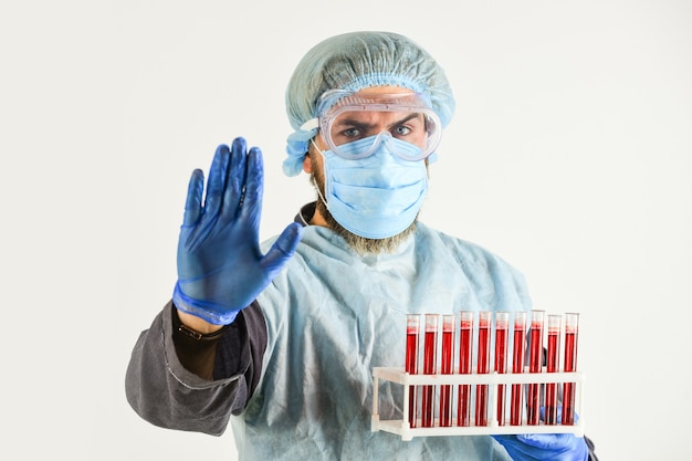 Fai un esame del sangue Dona il sangue per l'analisi epidemia di pandemia di coronavirus uomo dottore attesa