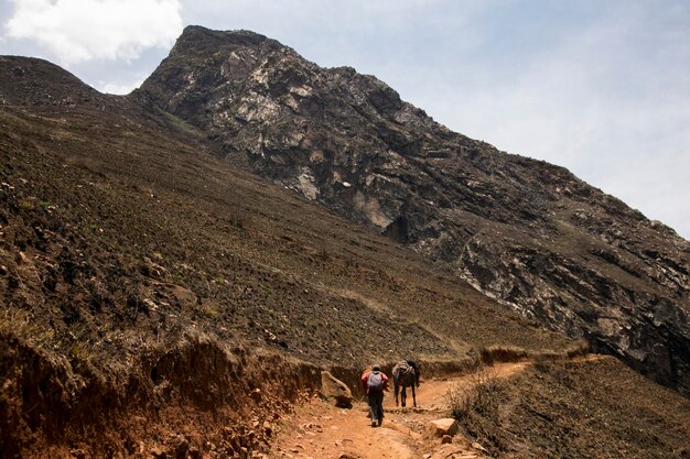 Fai un'escursione attraverso il canyon Apurimac fino alle rovine di Choquequirao, un sito archeologico Inca in Perù.