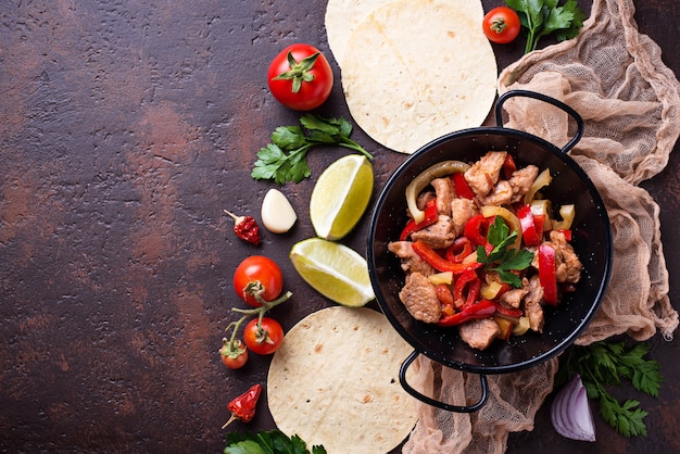 Fajitas con peperoni per cucinare tacos messicani