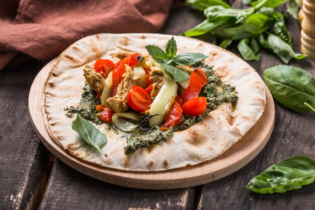 Fajitas con tortilla, basilico e pesto