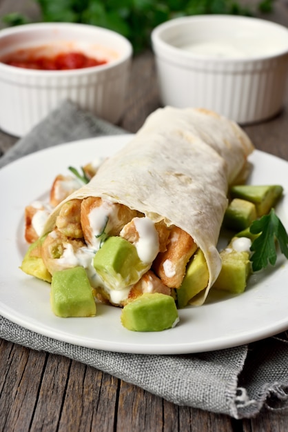 Fajitas di pollo con avocado