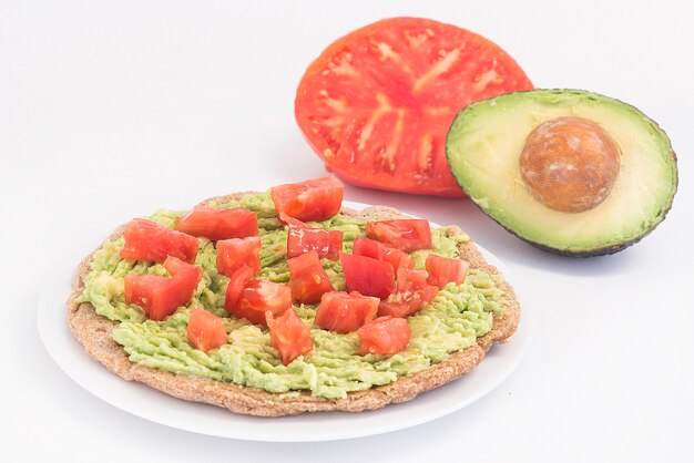 FAJITAS integrali con pomodoro e avocado servite con tortillas