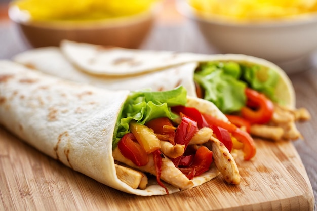 Fajitas messicane con pollo e verdure