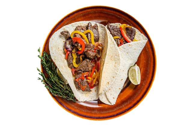 Fajitas Tortilla avvolge con strisce di bistecca di carne di manzo peperone dolce e cipolle isolato su sfondo bianco