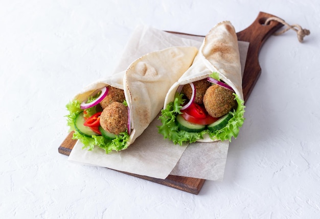 Falafel con verdure in pita. Mangiare sano. Cibo vegetariano.