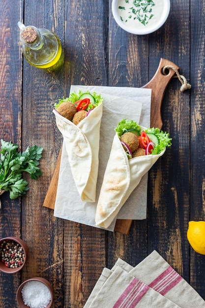 Falafel con verdure in pita. Mangiare sano. Cibo vegetariano.