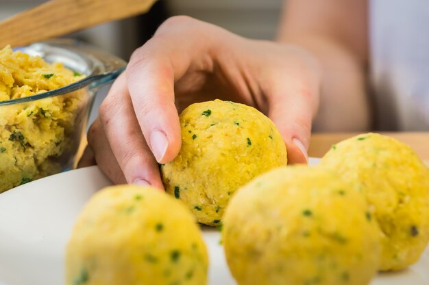 Falafel crudo sul piatto