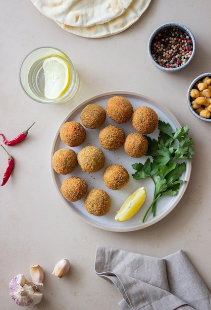 Falafel di ceci freschi. Mangiare sano. Cibo vegetariano.