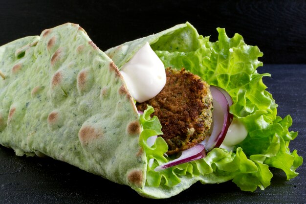 Falafel. Le polpette di ceci in pita.