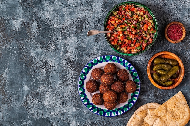 Falafel - piatto tradizionale della cucina israeliana e mediorientale, vista dall'alto.