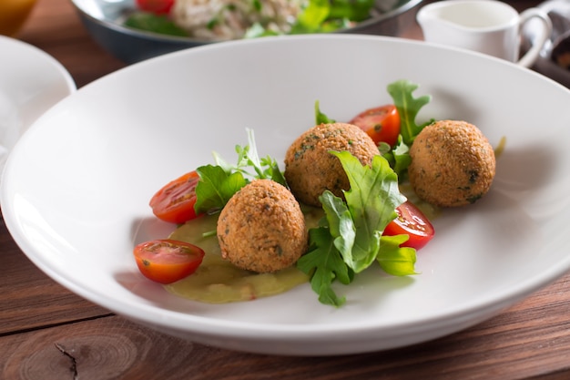 Falafel, polpette di ceci con verdure