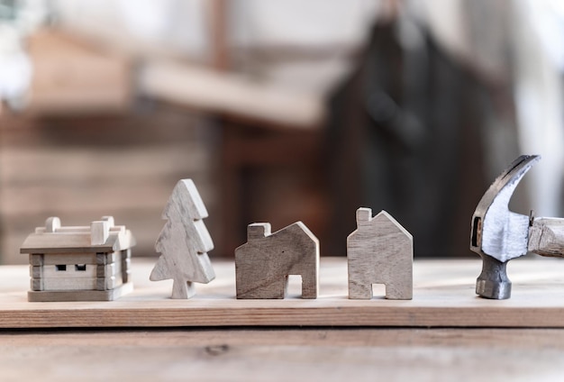 Falegname che lavora in falegnameria. Lavorazione del legno per mobili e decorazioni per la casa. Legno fai da te per la decorazione.