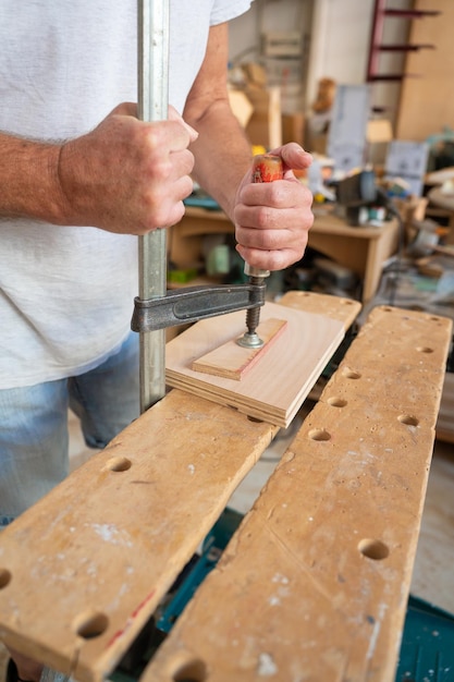 Falegname che lavora su artigianato in legno presso officina fai da te e concetto di lavoro di falegnameria